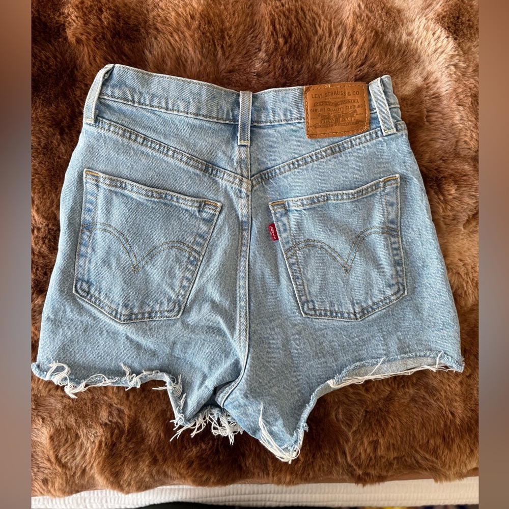 Levi’s distressed rib cage denim shorts - Picture 3 of 3